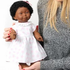 Dukke m. Downs syndrom - Pige, sort hår, 40 cm| Sociale Kompetencer|Dukker