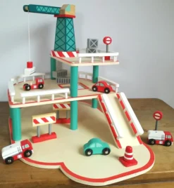 Egmont Toys Parkeringshus med kran| Legebiler|Dukkehus & Legesæt